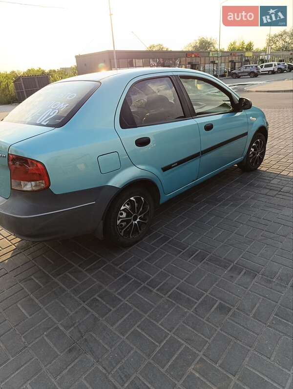 Седан Chevrolet Aveo 2005 в Днепре