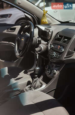Хэтчбек Chevrolet Aveo 2011 в 