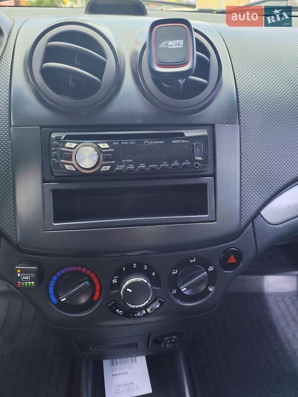 Седан Chevrolet Aveo 2010 в Києві