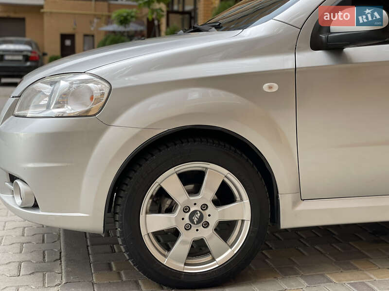 Седан Chevrolet Aveo 2008 в Чернівцях