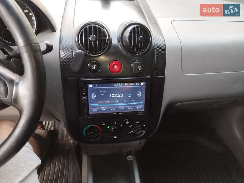 Седан Chevrolet Aveo 2005 в Днепре