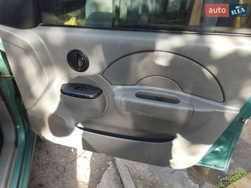 Седан Chevrolet Aveo 2005 в Днепре