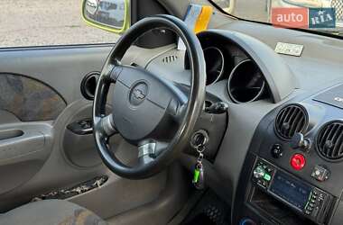Хэтчбек Chevrolet Aveo 2005 в 