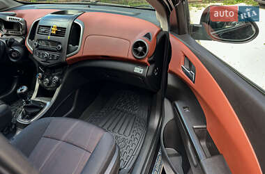 Хэтчбек Chevrolet Aveo 2011 в 