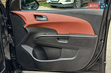 Хэтчбек Chevrolet Aveo 2011 в 
