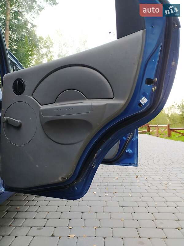 Седан Chevrolet Aveo 2004 в Лугинах