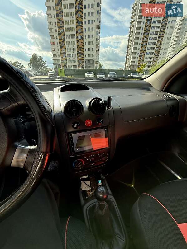 Хэтчбек Chevrolet Aveo 2006 в Броварах