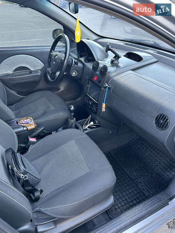 Седан Chevrolet Aveo 2005 в Днепре