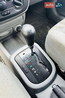 Хэтчбек Chevrolet Aveo 2004 в 
