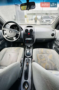 Хэтчбек Chevrolet Aveo 2004 в 