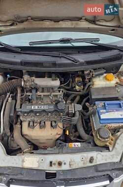 Хетчбек Chevrolet Aveo 2006 в  фото 5 Хетчбек Chevrolet Aveo 2006 в