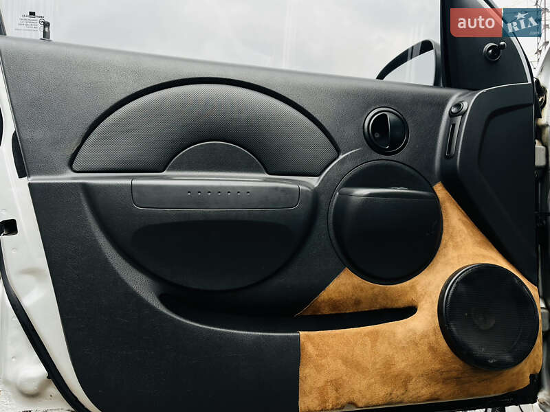 Хэтчбек Chevrolet Aveo 2005 в Харькове
