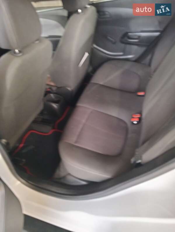 Седан Chevrolet Aveo 2013 в Кривом Роге