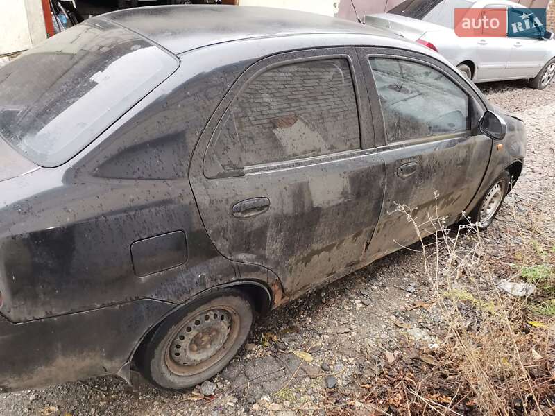 Седан Chevrolet Aveo 2005 в Києві