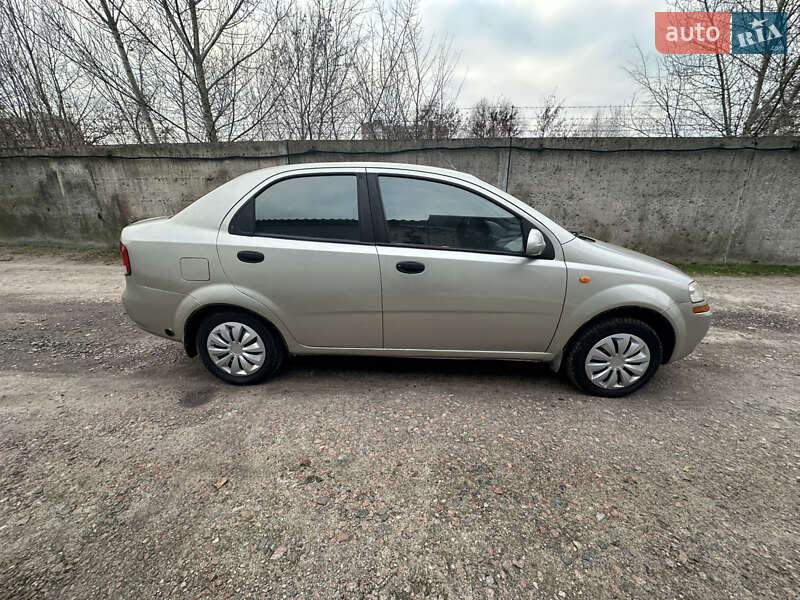 Седан Chevrolet Aveo 2005 в Києві