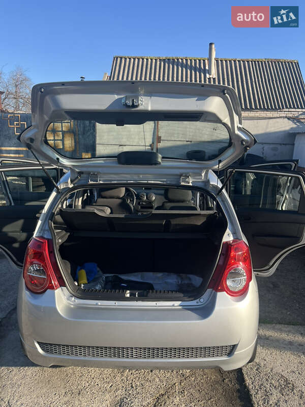 Хэтчбек Chevrolet Aveo 2011 в Новомосковске