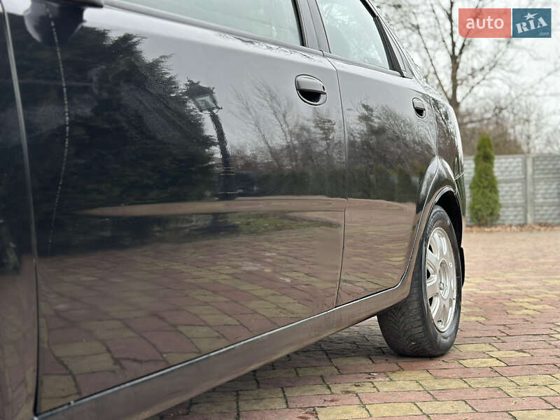 Седан Chevrolet Aveo 2005 в Жовкві