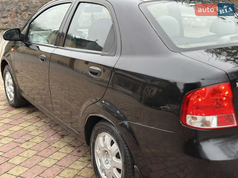 Седан Chevrolet Aveo 2005 в Жовкві