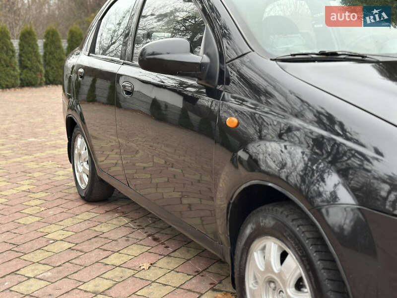 Седан Chevrolet Aveo 2005 в Жовкві