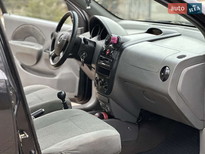 Седан Chevrolet Aveo 2005 в Жовкві
