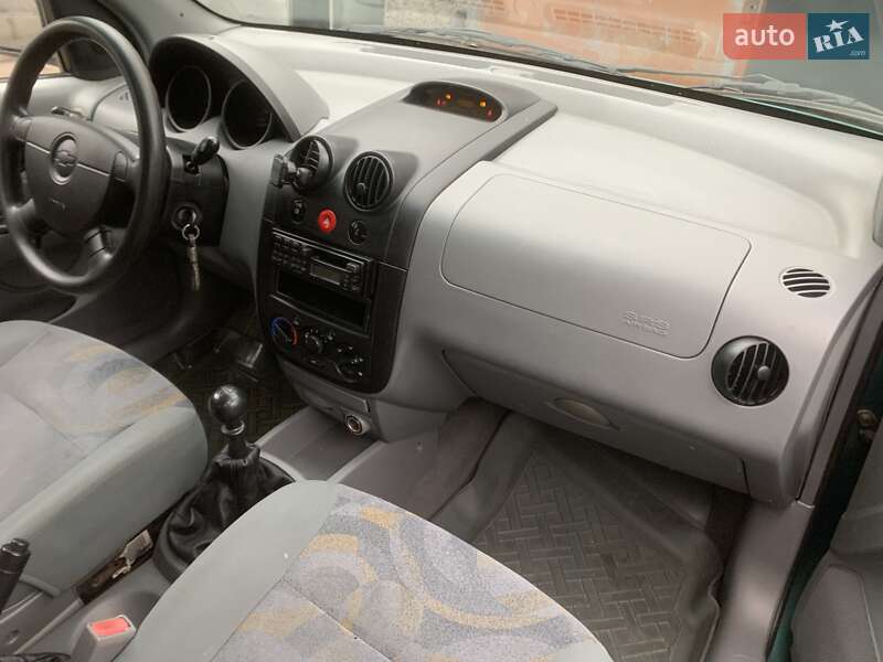 Хетчбек Chevrolet Aveo 2004 в Дніпрі