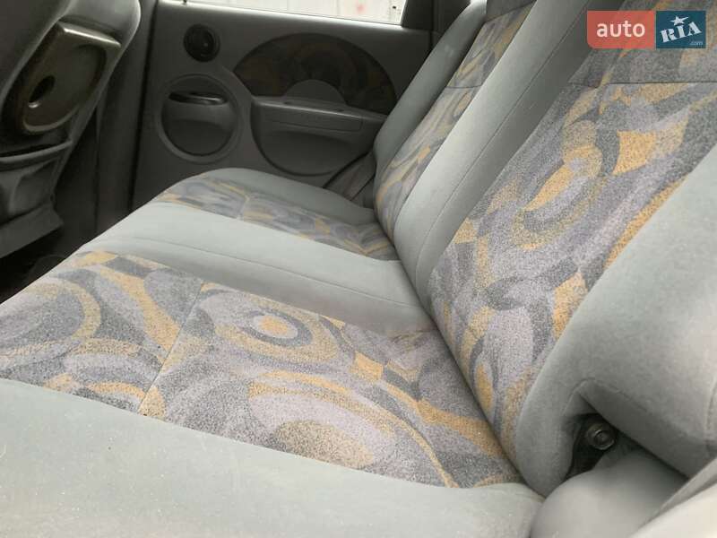 Хетчбек Chevrolet Aveo 2004 в Дніпрі