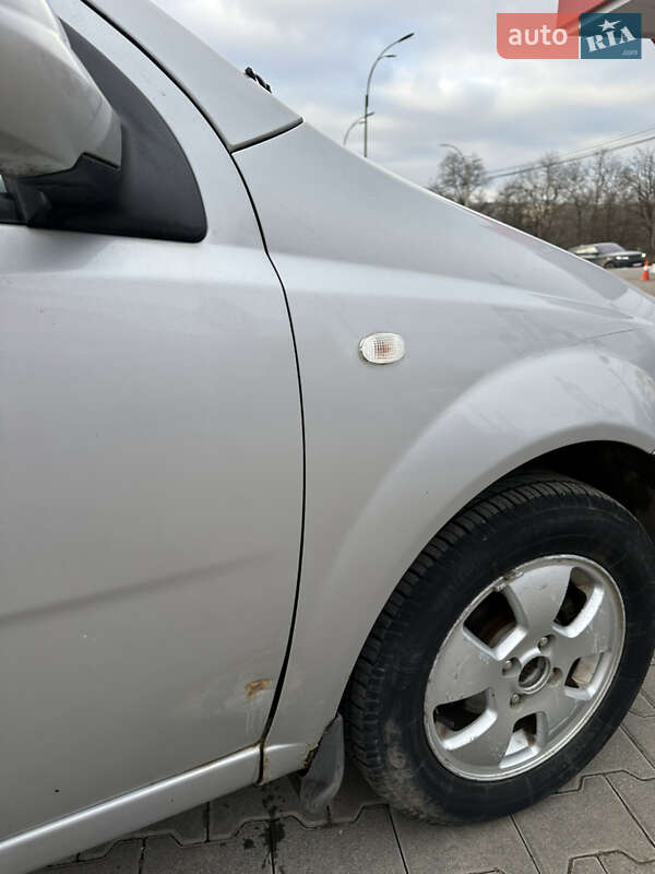 Седан Chevrolet Aveo 2006 в Чернівцях
