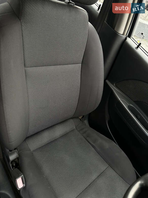 Седан Chevrolet Aveo 2006 в Чернівцях