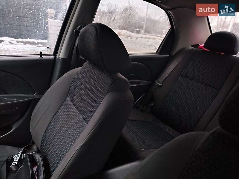 Седан Chevrolet Aveo 2006 в Каневі