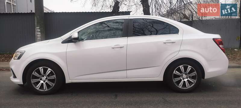 Седан Chevrolet Aveo 2017 в Киеве