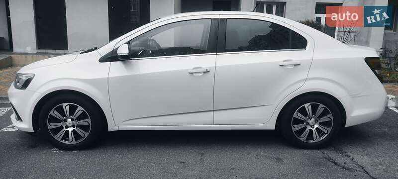 Седан Chevrolet Aveo 2017 в Киеве