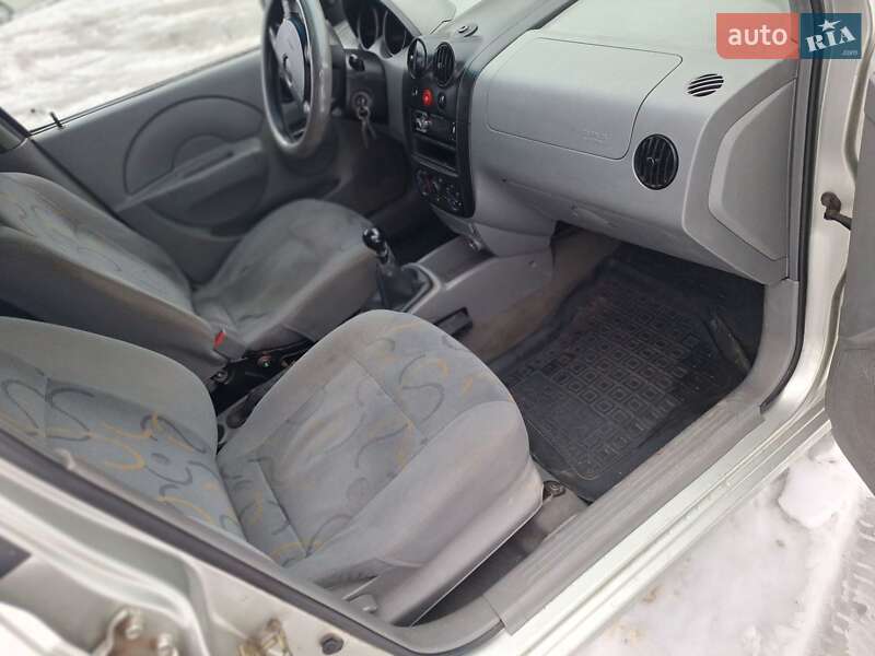 Седан Chevrolet Aveo 2004 в Черновцах