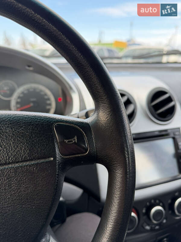 Седан Chevrolet Aveo 2011 в Чернігові