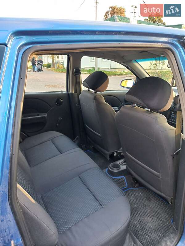 Хэтчбек Chevrolet Aveo 2005 в Остроге