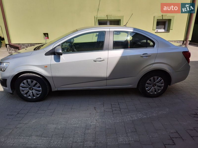 Седан Chevrolet Aveo 2012 в Львові
