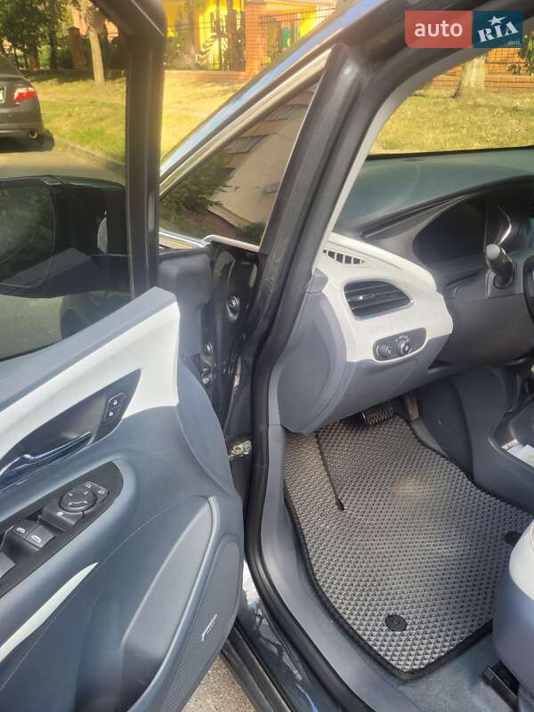 Хэтчбек Chevrolet Bolt EV 2020 в Киеве