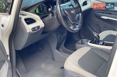 Хэтчбек Chevrolet Bolt EV 2017 в 