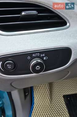 Хэтчбек Chevrolet Bolt EV 2020 в 