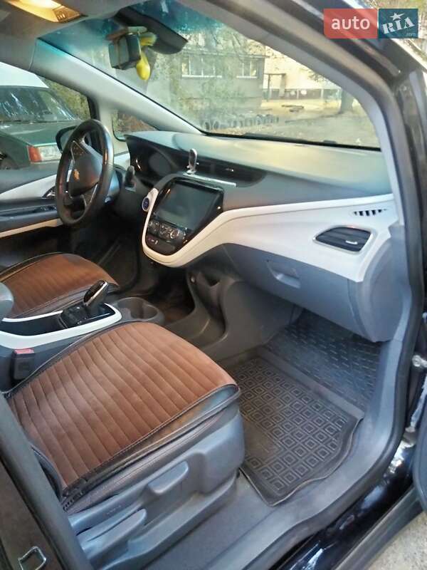 Хэтчбек Chevrolet Bolt EV 2017 в 