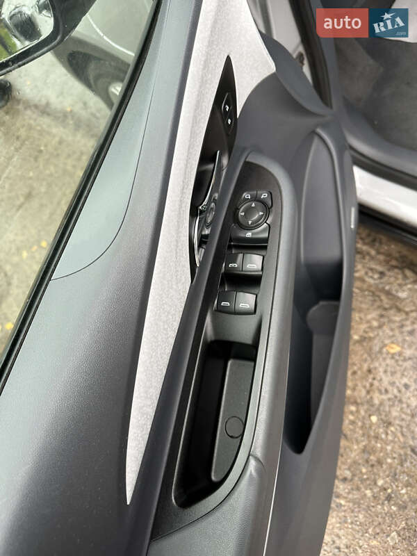 Хэтчбек Chevrolet Bolt EV 2018 в Киеве фото 10 Хэтчбек Chevrolet Bolt EV 2018 в Киеве