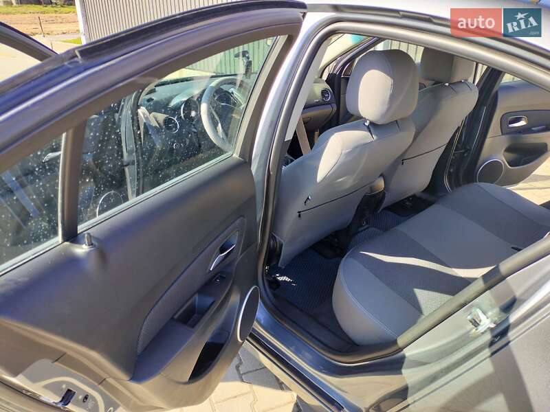 Седан Chevrolet Cruze 2014 в Львові
