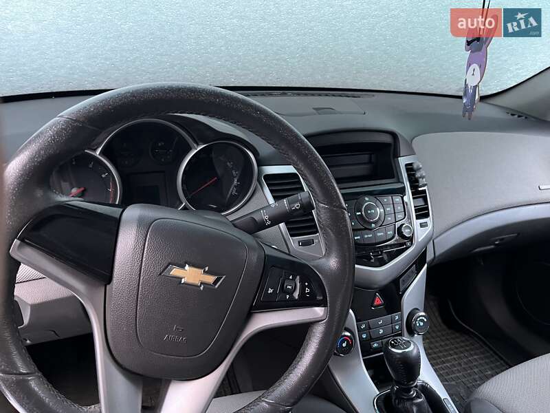 Седан Chevrolet Cruze 2010 в Дубровиці