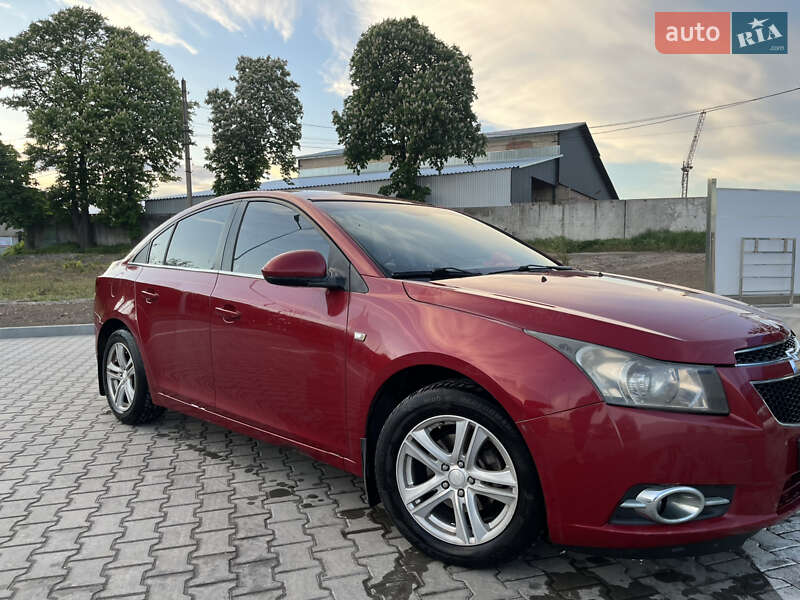 Седан Chevrolet Cruze 2011 в Ромнах