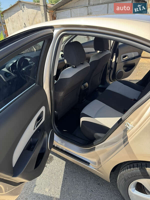 Седан Chevrolet Cruze 2011 в Чернівцях
