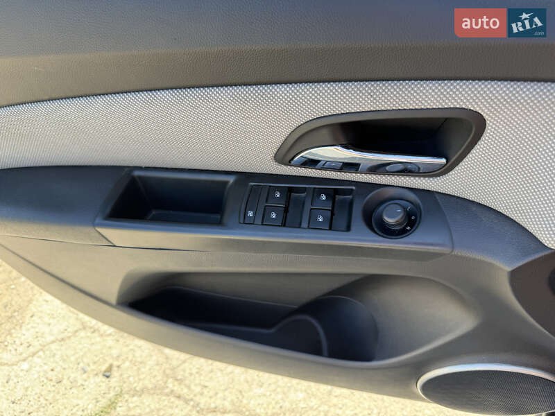 Седан Chevrolet Cruze 2011 в Чернівцях