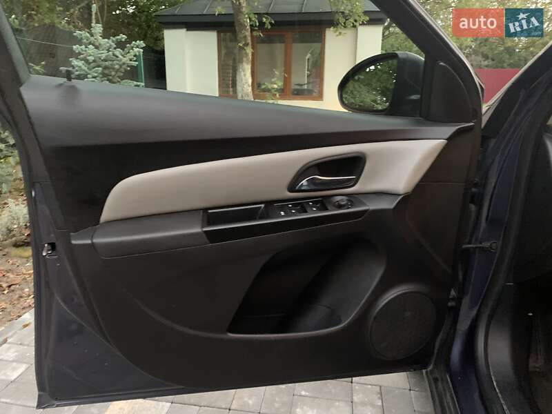 Седан Chevrolet Cruze 2012 в Львове