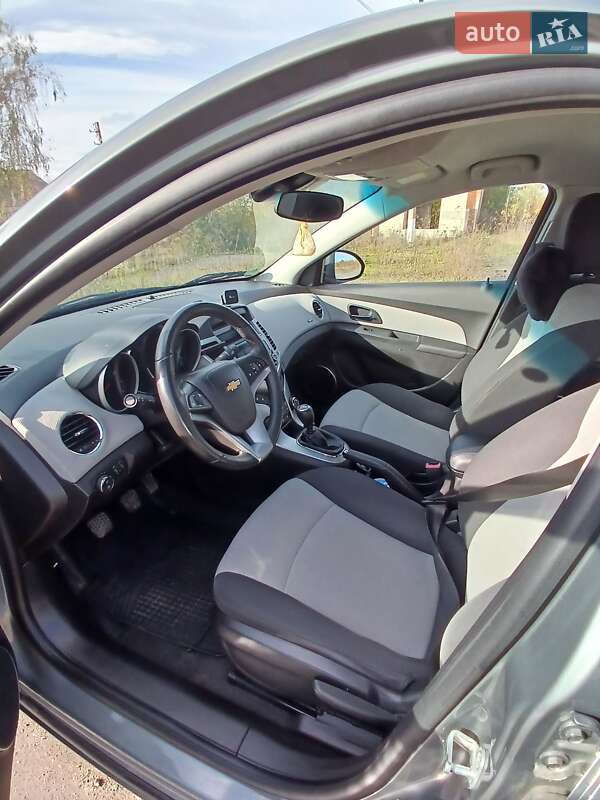 Седан Chevrolet Cruze 2011 в Волочиську