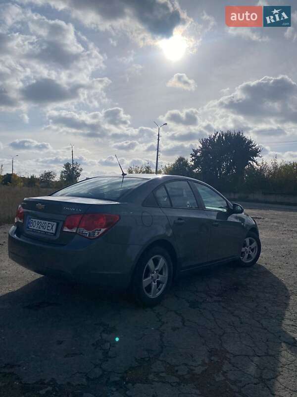 Седан Chevrolet Cruze 2011 в Волочиську