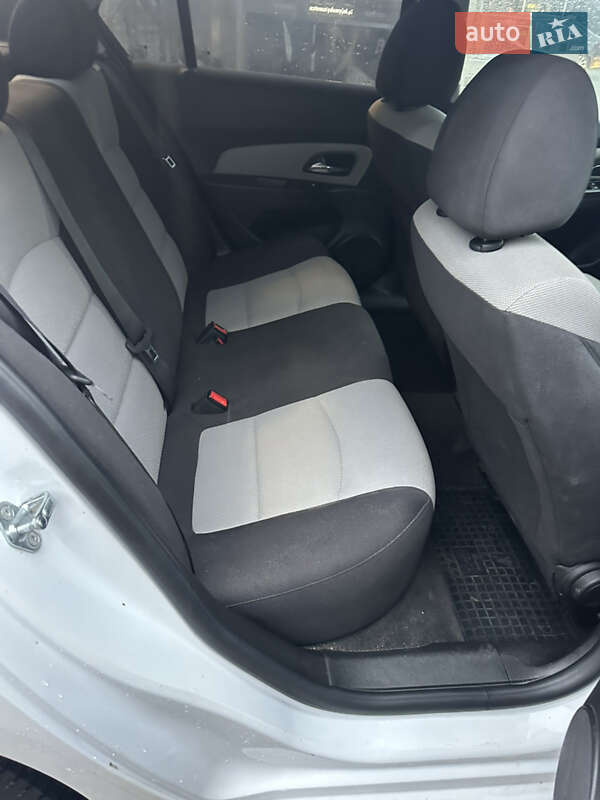 Седан Chevrolet Cruze 2015 в Львове