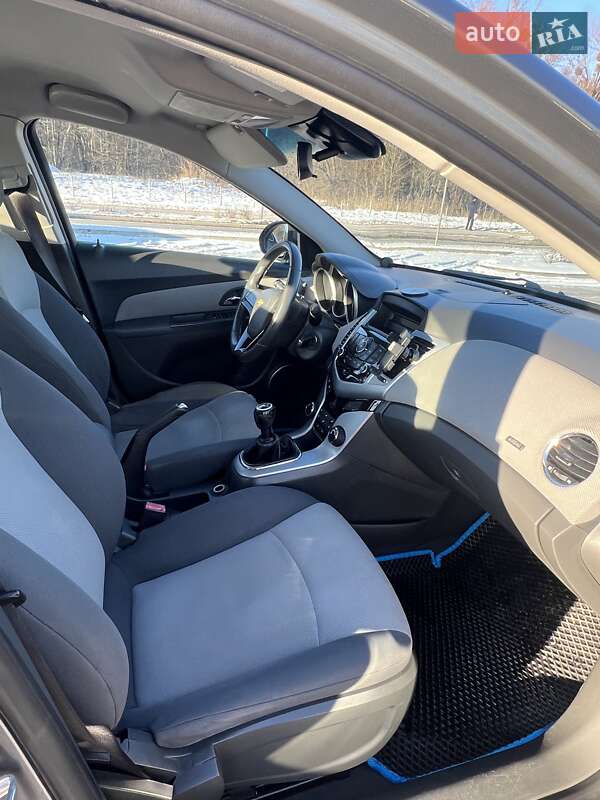 Седан Chevrolet Cruze 2010 в Львові